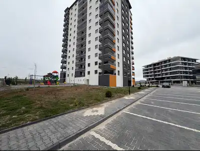 MUSTAFA KEMALDE SITE IÇI ARA KATTA GENIŞ 3+1 SIFIR DAIRE