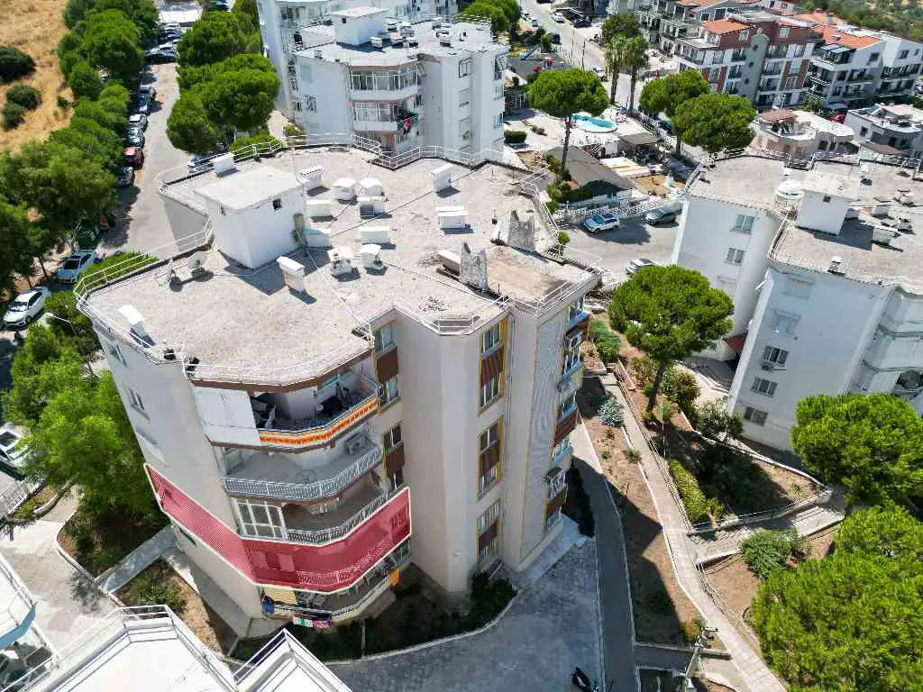DİKİLİ’DE SEÇKİNLER SİTESİNDE, BAKIMLI KREDİYE UYGUN ARA KAT SATILIK DAİRE