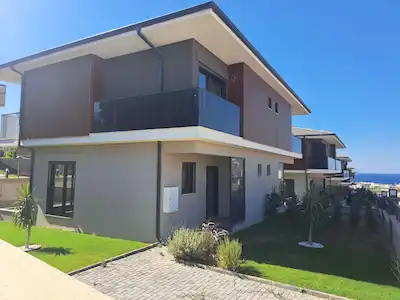 SEFERİHİSAR TEPECİK’TE SIFIR 3+1 İKİZ VİLLA | 2 BANYO, 3 WC, BALKON, DOĞALGAZ KOMBİ