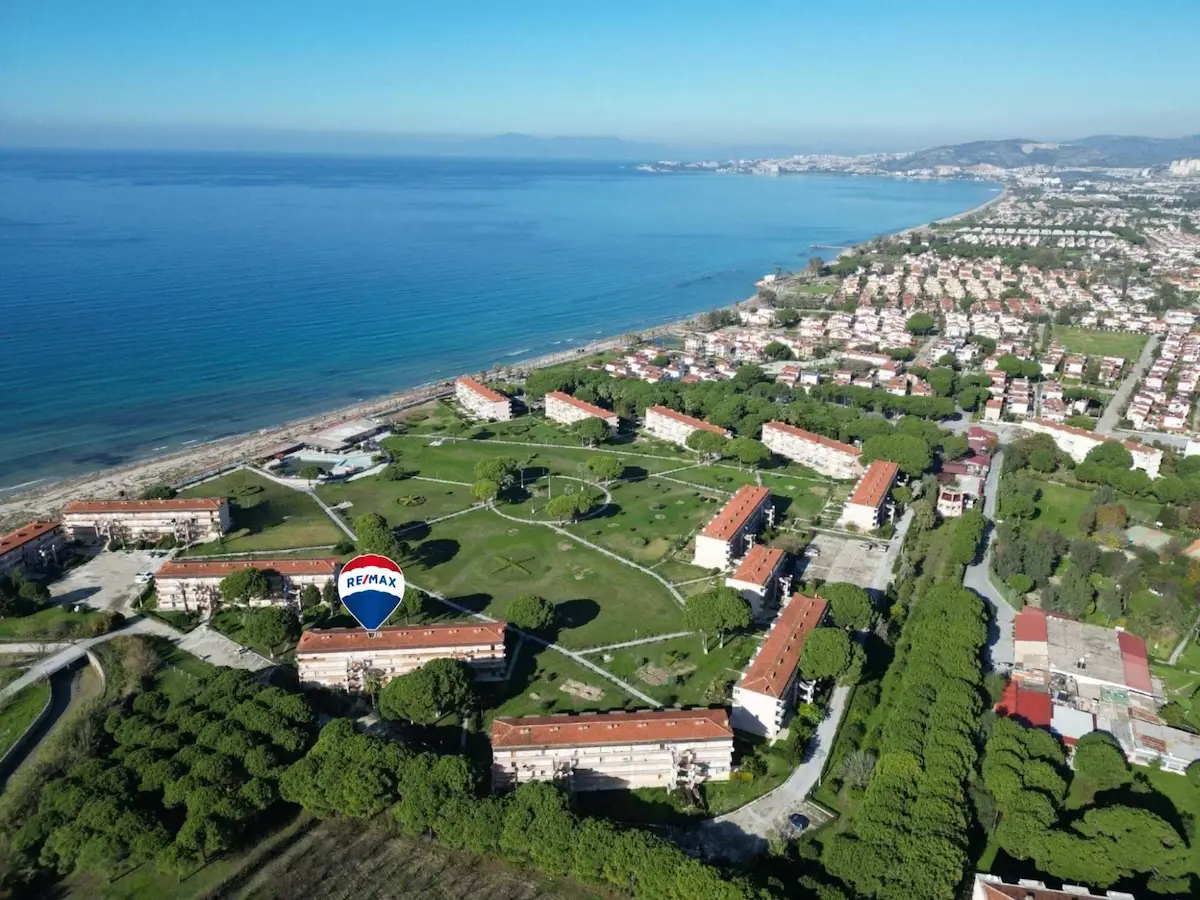 KUŞADASI DAVUTLAR SSK SİTESİ'NDE DENİZ MANZARALI, DENİZE 100M 2+1 DAİRE