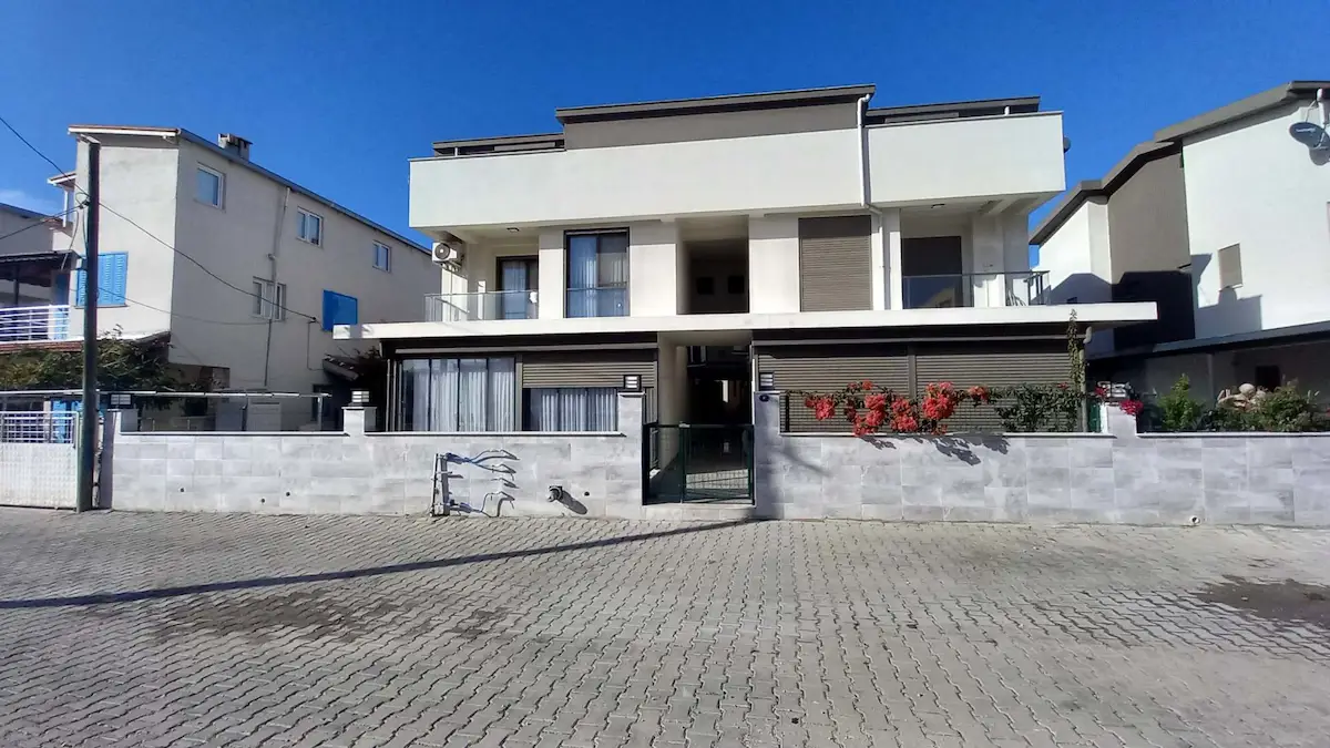 YENİŞAKRAN SAYFİYE MAH. DENİZE YAKIN  EŞYALI KİRALIK TRİPLEX VİLLA