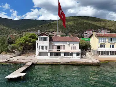 KÖRFEZ ŞİRİNYALIDA 696 M² ARSA İÇİNDE SATILIK MÜSTAKİL YALI
