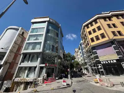 FATIH BEYAZIT'TA MITHATPAŞA CADDESI'NDE KIRALIK KOMPLE BINA