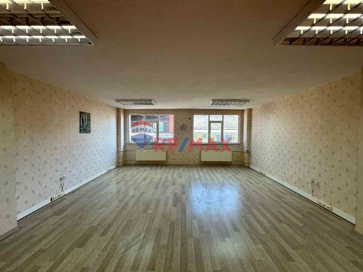 BEYLİKDÜZÜ METROBÜSE YÜRÜME MESAFESİ 40M2 KİRALIK OFİS