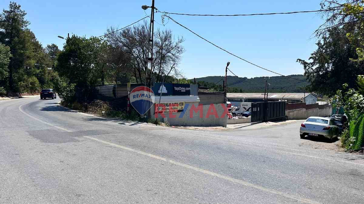 B.BAKKALKÖY YOLUNA CEPHELİ 4.250 M2 ARSADA 1.500 M2 DEPO-IŞYERI