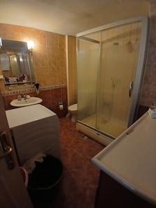 REMAX MODEL DEN İNCILIPINAR MAHALLESINDE KOMPLE SATILIK BINA