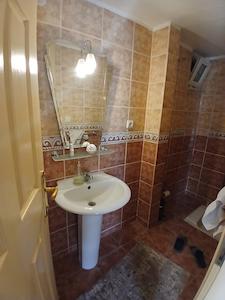 REMAX MODEL DEN İNCILIPINAR MAHALLESINDE KOMPLE SATILIK BINA