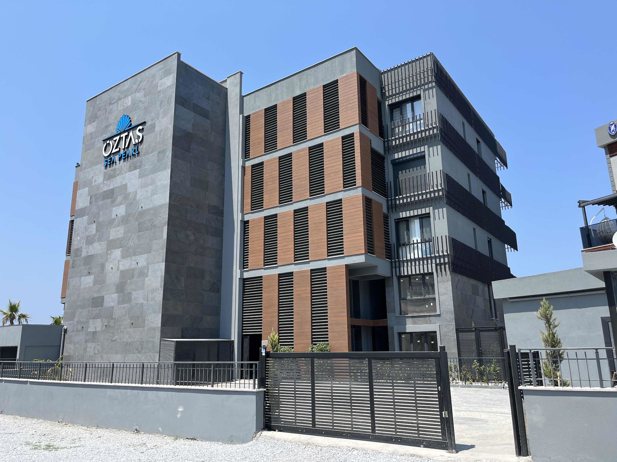 KUŞADASI GÜZELÇAMLIDA EŞSIZ DENİZ MANZARALI MODERN VE LÜKS SATILIK ÇATI DUBLEKS