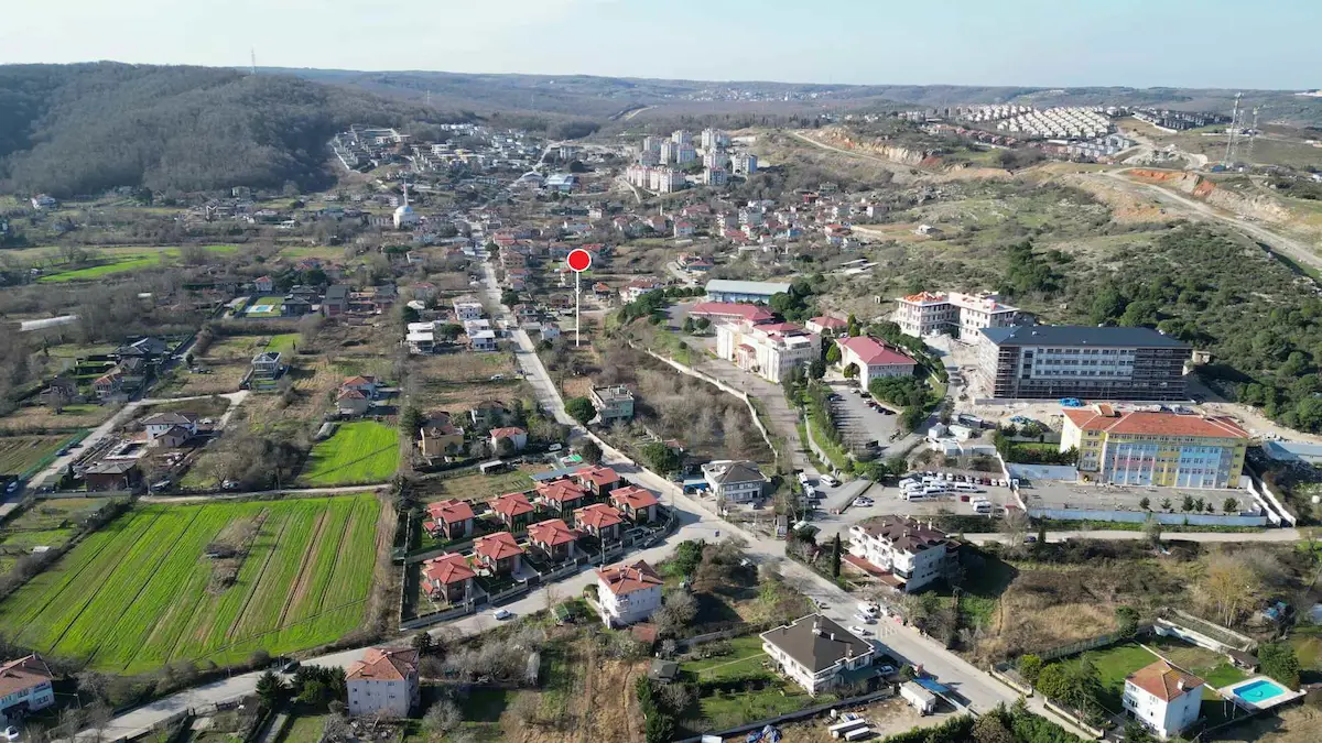 YASİN KURTULUŞ*ŞİLE AHMETLİ'DE ANAYOL ÜZERİ 990 M2 PROJELİ İMARLI ARSA