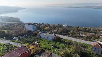 KÜÇÜKÇEKMECE YARIMBURGAZ'DA GÖL MANZARALI 588 M2 İMARLI ARSA