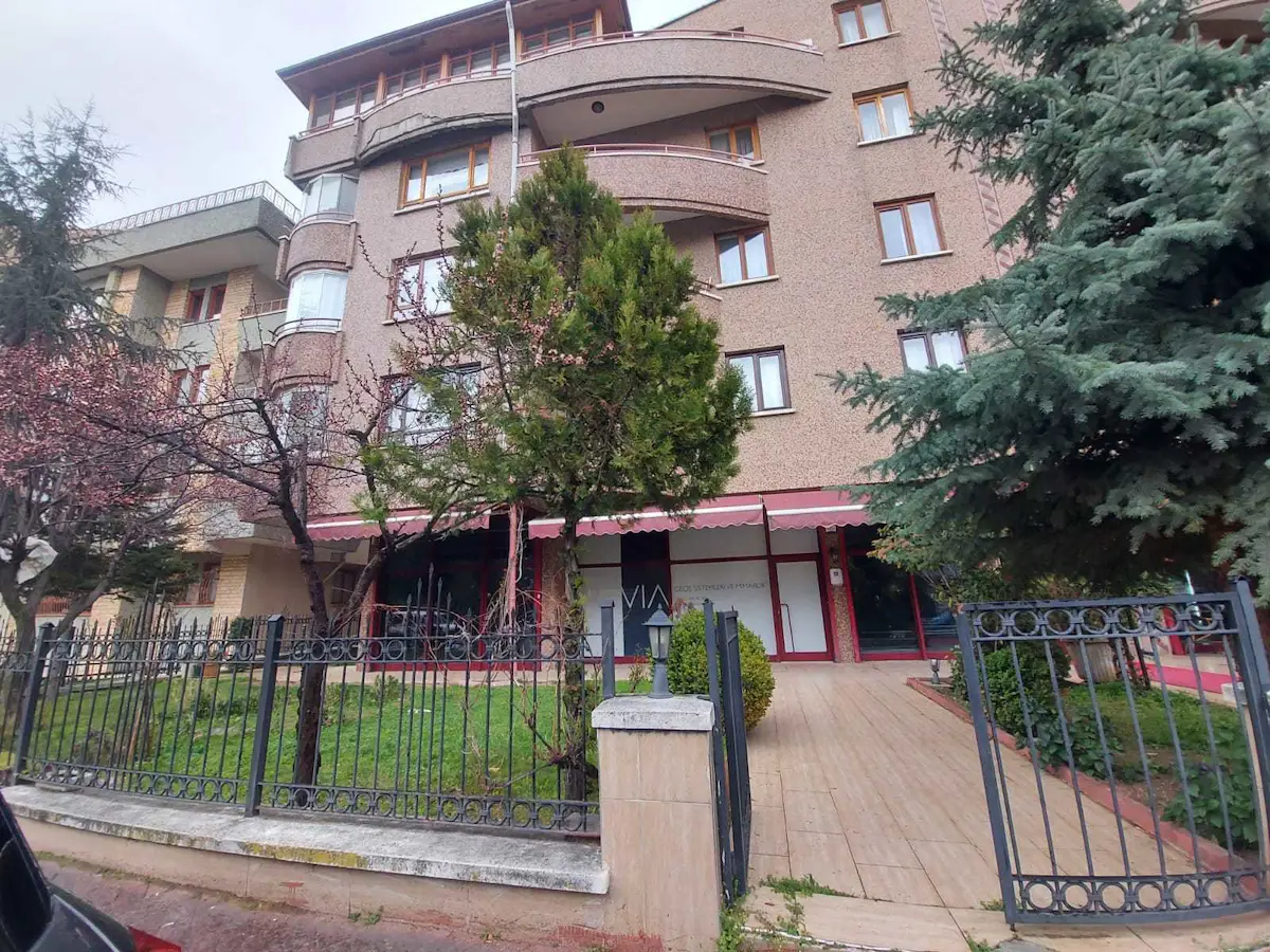 BİRLİK'İN EN GÜZEL YERİNDE ŞIK VE GENİŞ CEPHELİ DÜKKAN....