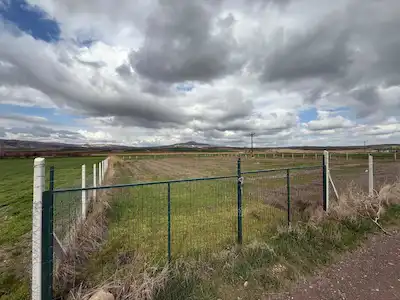 TEMELLİ'DE ELEKTRİK, SUYU VE YOLU HAZIR MÜSTAKİL TAPU  SATILIK TARLA