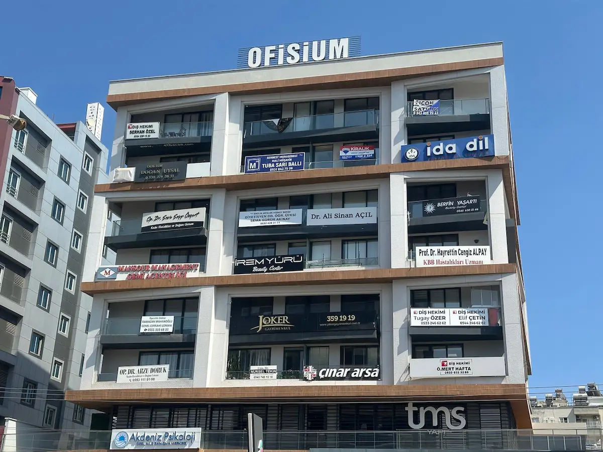 REMAX TOROS'TAN MEZİTLİ'DE GMK ÜZERİ MUHTEŞEM KONUMDA 2+1 LÜKS OFİS