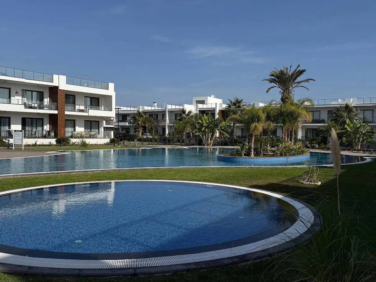 🌿 ORCHARD SİTESİ’NDE SATILIK 1+1 DAİRE | 1. KAT | GENİŞ TERAS | HAVUZ MANZARALI