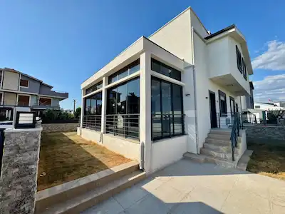 DİKİLİ CUMHURİYET MAHALLESINDE SIFIR 3+1 KÖŞE KONUM VILLA