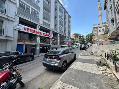 KÜÇÜKYALI’DA 8.000 KAYITLI HASTASI BULUNAN DEVREN KİRALIK VETERİNER KLİNİĞİ