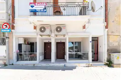 ÇEŞME MERKEZDE DENİZ MANZARALI EŞYALI KİRALIK 1+1 DAIRE