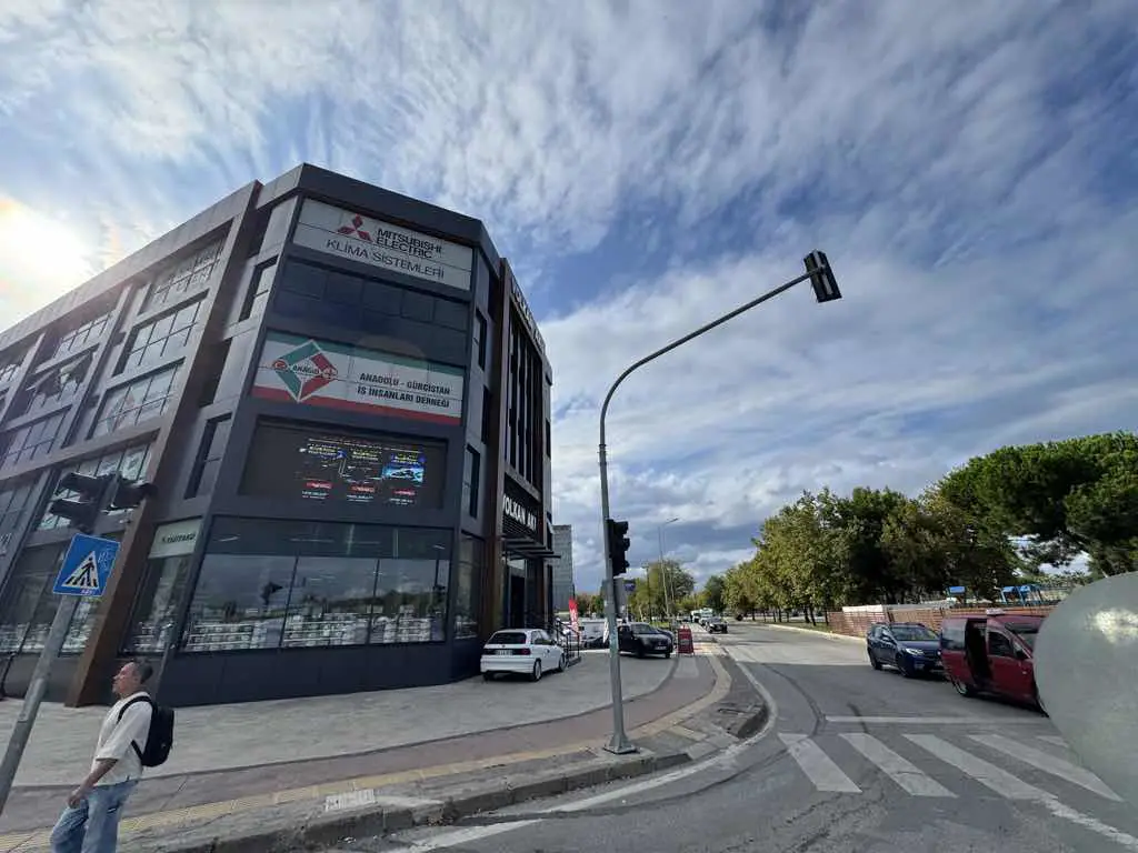 SAMSUN CANİK’TE SIFIR BİNADA 150 M² NET, ÇİFT CEPHELİ (KUZEY-GÜNEY) KİRALIK OFİS