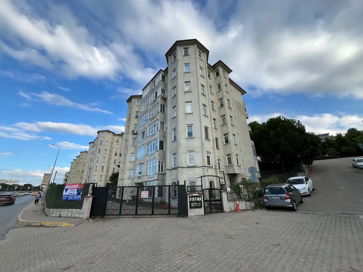 REMAXÇAKRA ÖMER ONAYCI'DAN TOPÇULAR MAH. SITE İÇINDE 4+1 ARA KAT