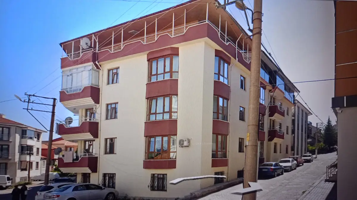 KÜTAHYA GEDİZ SAYGILAR MAHALLESINDE SATILIK 3+1 ARA KAT BALKONLU GENİŞ DAİRE