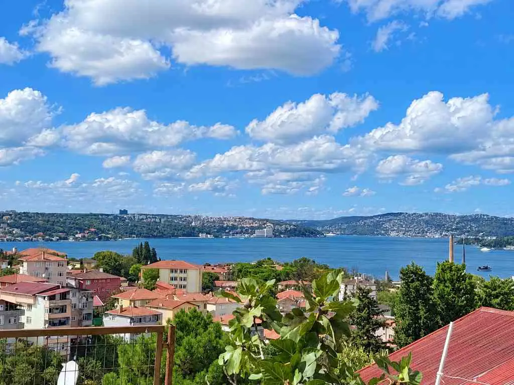 BEYKOZ İNCİRKÖY’DE BAHÇELİ, DENİZ MANZARALI KİRALIK DAİRE