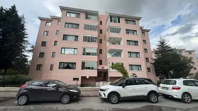 ÇAYYOLU MERKEZDE SATILIK 3+1 YÜKSEK GİRİŞ DAİRE