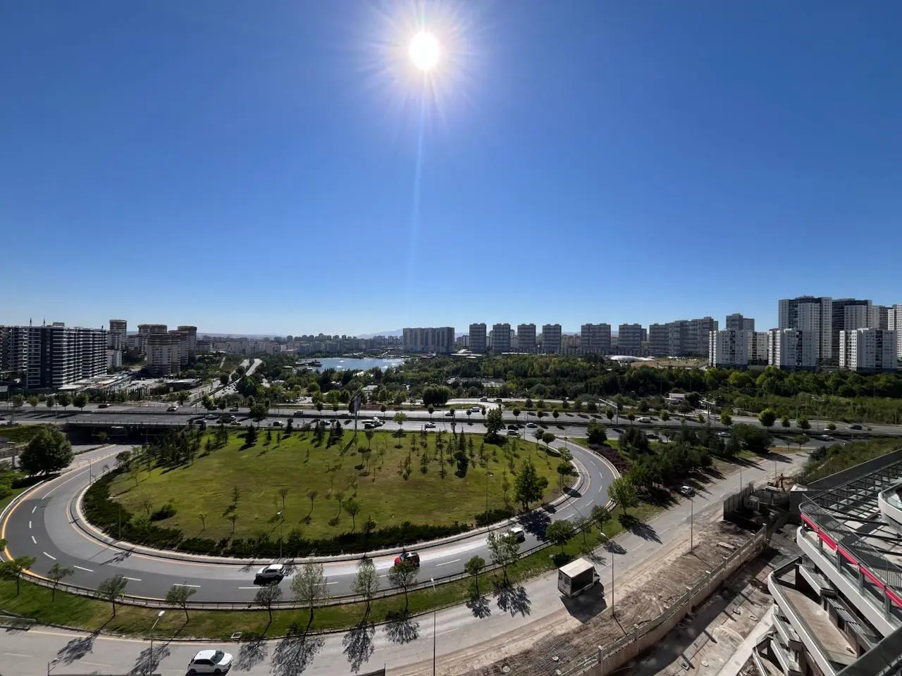 REMAX GATE NYD GAMADOR PARLA GENİŞ TİP GÖL MANZARALI KÖŞE DAİRE SATILIK