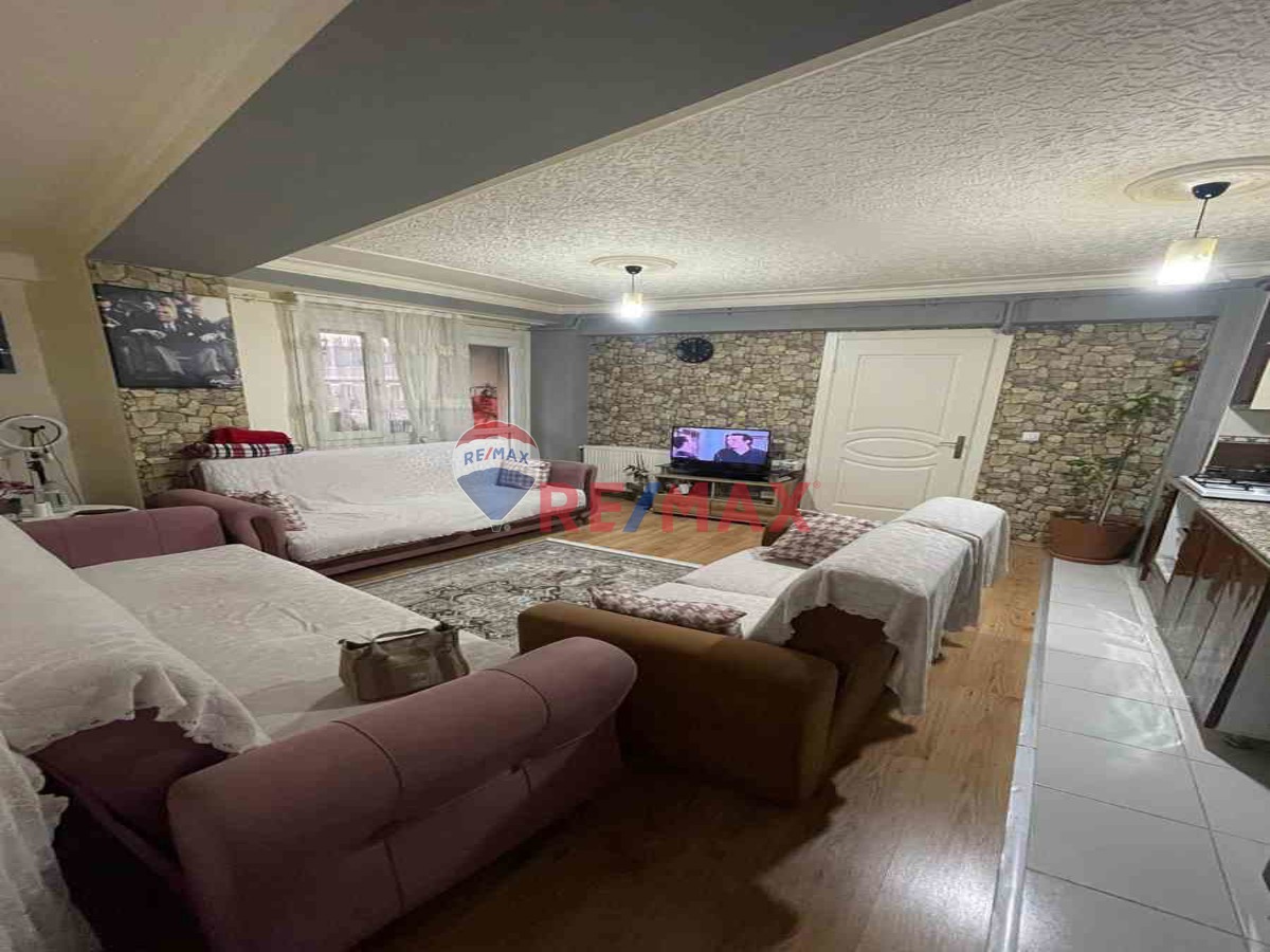 KURUÇEŞME 'DE GENIŞ VE KORIDORLU 1+1 SATILIK DAIRE