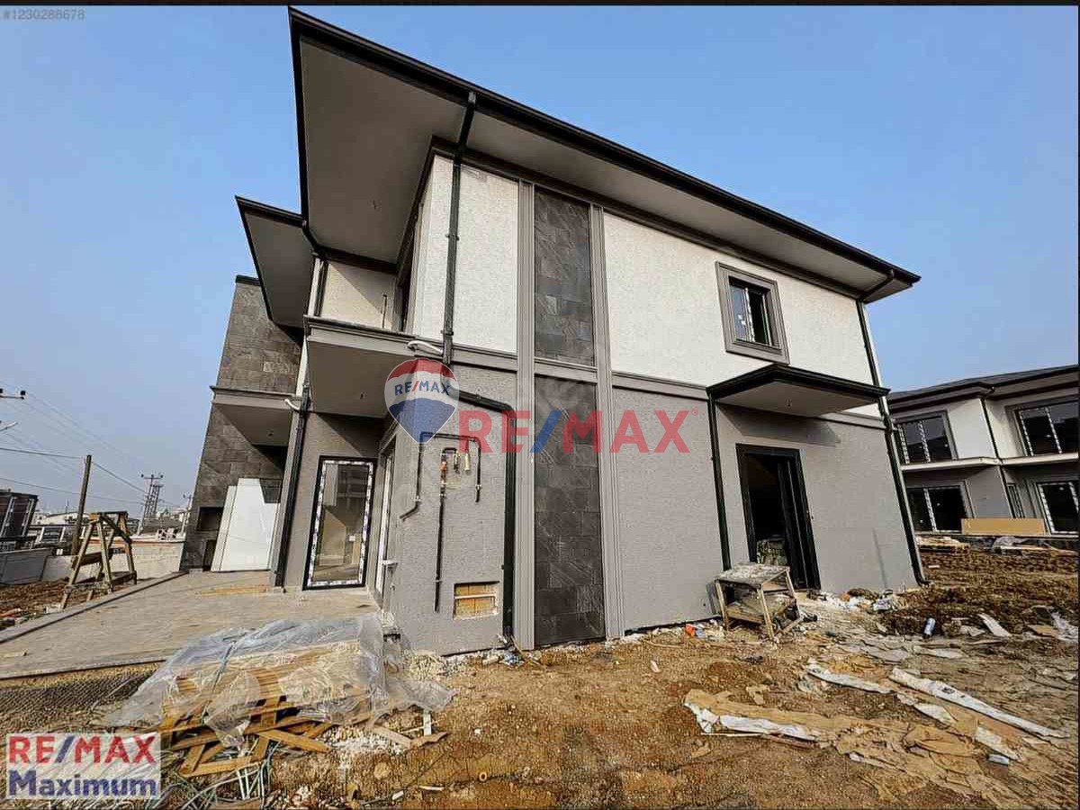 REMAX MAXİMUM'DAN KARTEPE KENT MEYDANINDA SATILIK 4+1 VİLLA