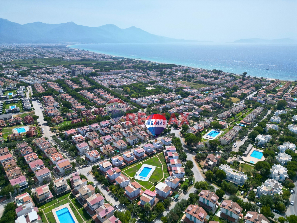 KUŞADASI DAVUTLAR SAHİL SİTELERİNDE DENİZE 600 METRE ANIL 1 SİTESİNDE YAZLIK VİLLA