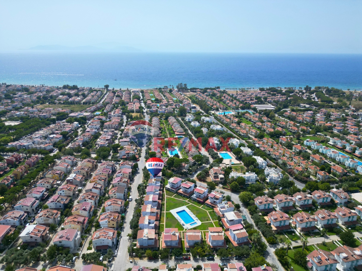 KUŞADASI DAVUTLAR SAHİL SİTELERİNDE DENİZE 600 METRE ANIL 1 SİTESİNDE YAZLIK VİLLA