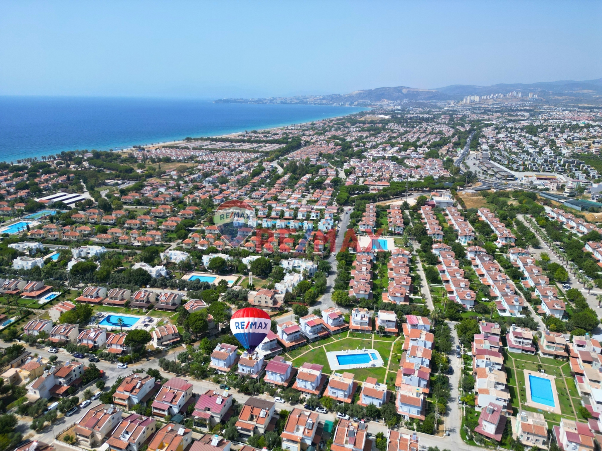 KUŞADASI DAVUTLAR SAHİL SİTELERİNDE DENİZE 600 METRE ANIL 1 SİTESİNDE YAZLIK VİLLA