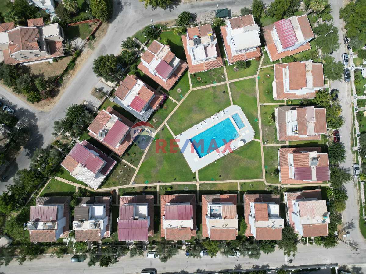 KUŞADASI DAVUTLAR SAHİL SİTELERİNDE DENİZE 600 METRE ANIL 1 SİTESİNDE YAZLIK VİLLA