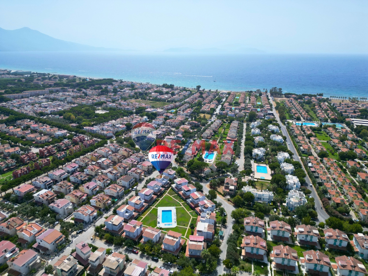 KUŞADASI DAVUTLAR SAHİL SİTELERİNDE DENİZE 600 METRE ANIL 1 SİTESİNDE YAZLIK VİLLA