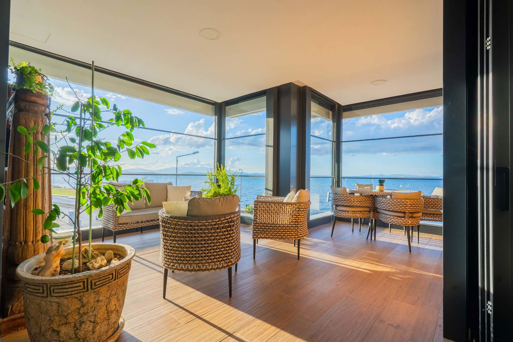 MAVI YAKA ÇIÇEK EVLER'DE DENIZE SIFIR ÖZEL DUBLEKS YALI DAIRESI