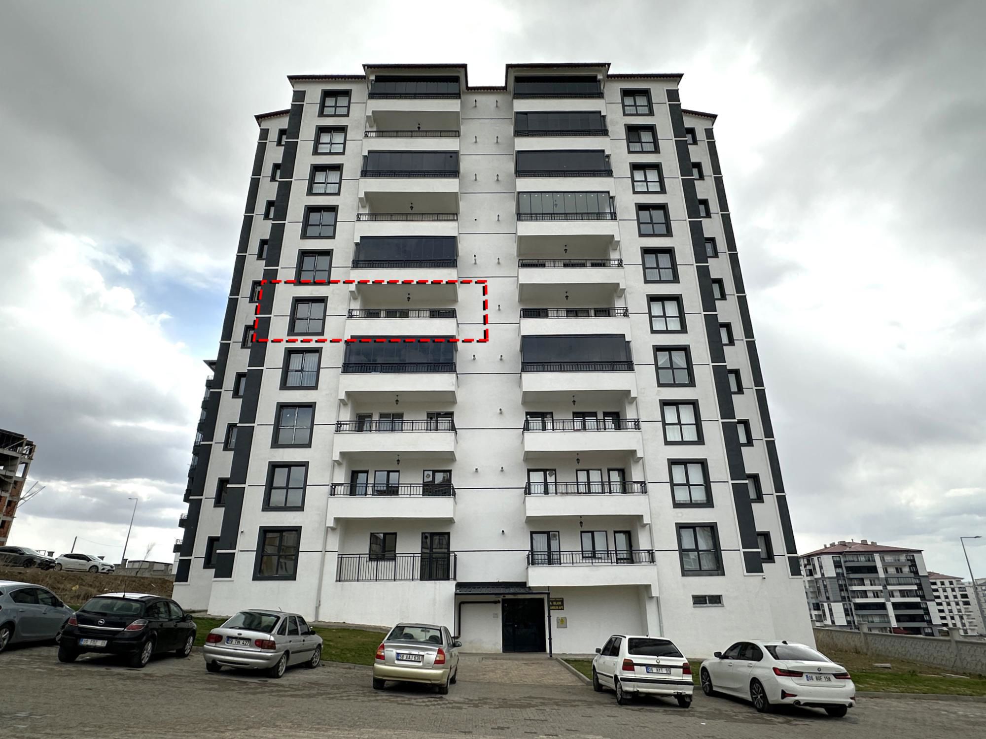 REMAX CENTRAL'DAN TUZLUGÖL MAH.'DE 3+1 SIFIR LÜX ARAKAT DAİRE