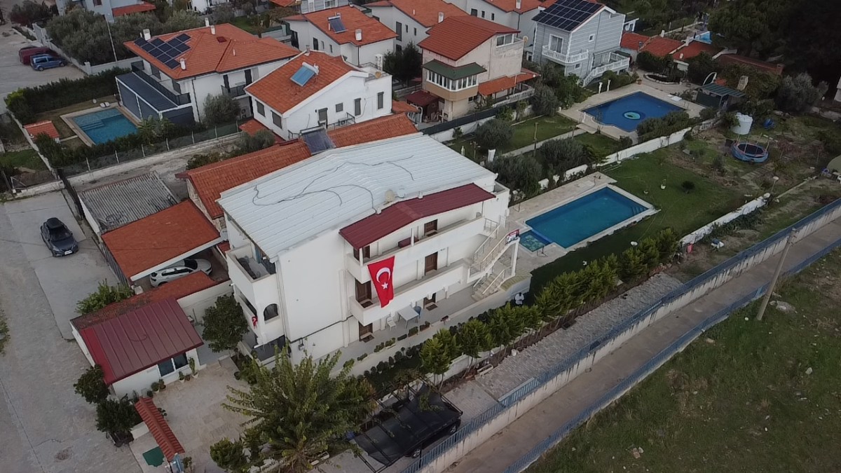 URLA ÇEŞMEALTI'NDA HAVUZLU EŞYALI KİRALIK 63 M² 1+1 DAİRE