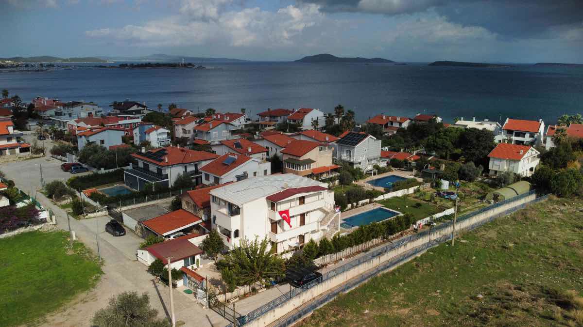 URLA ÇEŞMEALTI'NDA HAVUZLU EŞYALI KİRALIK 63 M² 1+1 DAİRE