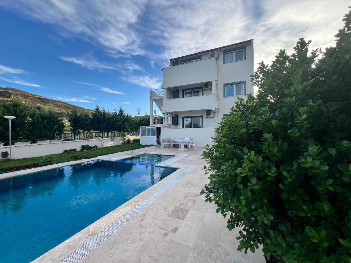 URLA ÇEŞMEALTI'NDA HAVUZLU EŞYALI KİRALIK 63 M² 1+1 DAİRE