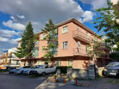 SEYRAN BAĞLARI ÇAT SOKAK'TA 2. KAT SATILIK YENILENMIŞ 3+1 DAIRE