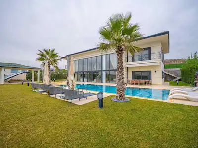 ÖNAY BÜYÜK KONAKLAR'DA | SALON ÖNÜ GENİŞ BAHÇELİ 6+1 BÜYÜK VİLLA