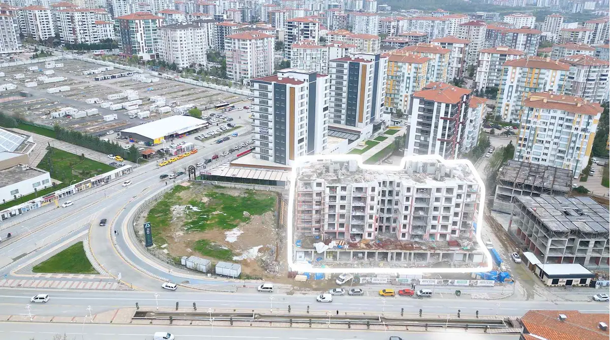 FAHRİ KAYAHAN ANA CADDE ÜZERİ YENİ BİNA SATILIK DÜKKAN