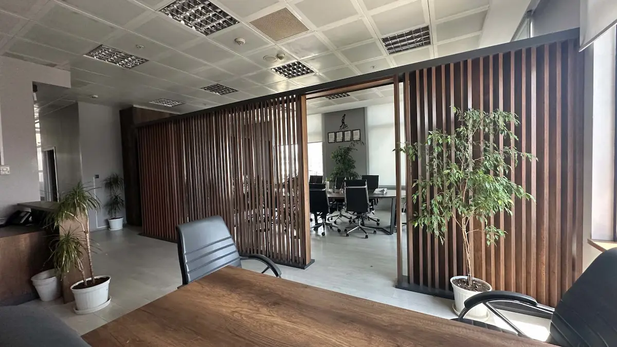 NITELIKLI PLAZA METROYA YAKIN 270M2 FULL DEKORASYONLU HAZIR OFIS