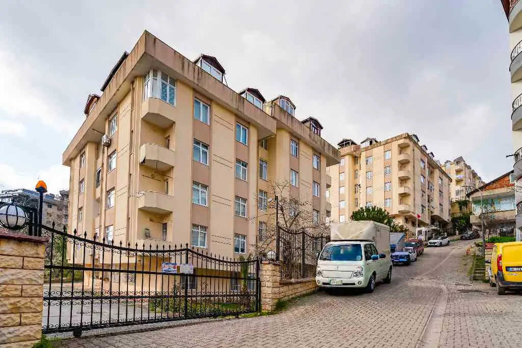 ÜSKÜDAR’DA SİTE İÇİNDE 250 M² BRÜT 5+2 DUBLEKS DAİRE | 3 BANYO | ÇİFT CEPHE