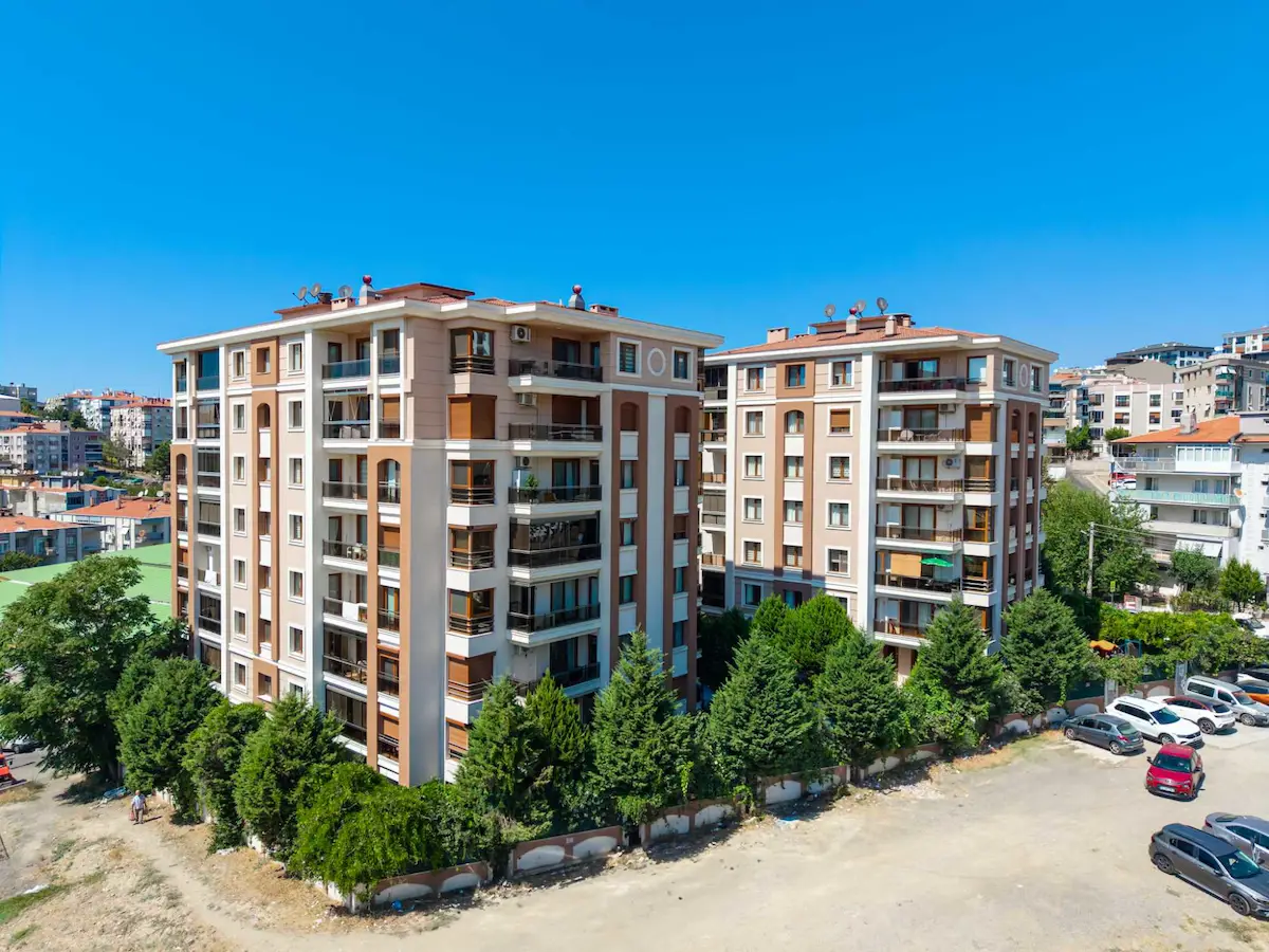 KARABAĞLAR VATAN'DA 7/24 GÜVENLIKLI ,HAVUZLU 3+1 SATILIK DAİRE