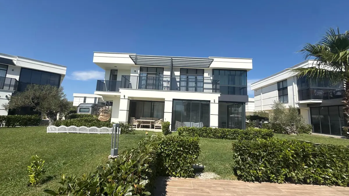 GÖMEÇ YÜKSELENPARK'TA HAVUZLU, GÜVENLIKLI SITEDE SATILIK 3+1 VILLA