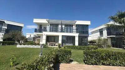 GÖMEÇ YÜKSELENPARK'TA HAVUZLU, GÜVENLIKLI SITEDE SATILIK 3+1 VILLA