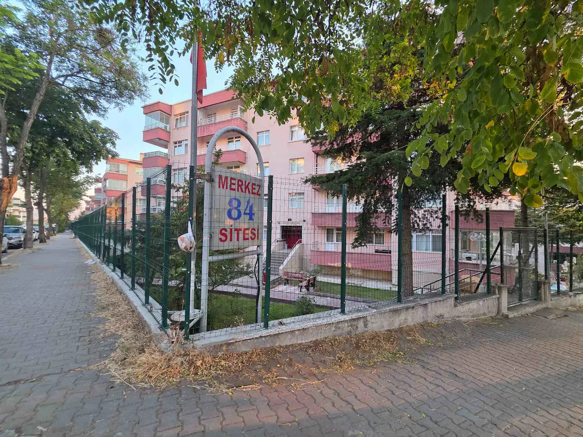  NERMIN MEHMET ÇEKIÇ A.LISESI YAKINI  MERKEZ 84 SITESI 125 M2 3+1 BOŞ