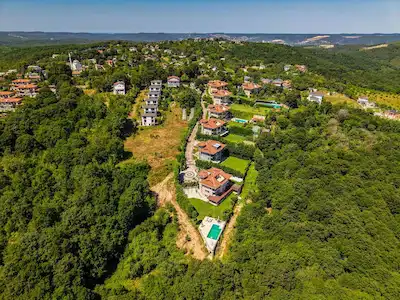 ÇEKMEKÖY REŞADIYE’DE LÜKS VILLA: 8+3 , 1245 M2 SITE IÇERISINDE
