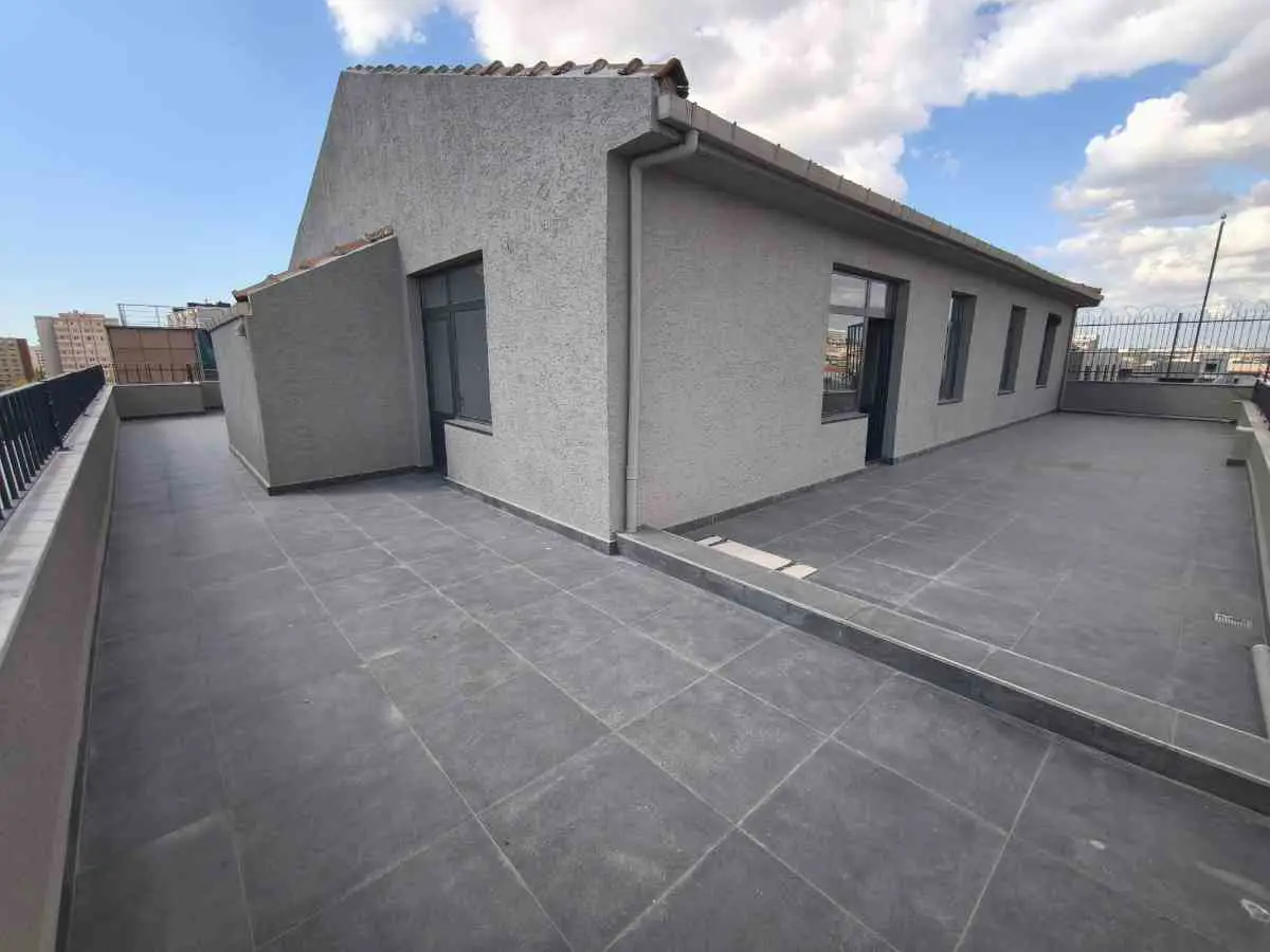 E5 HATTI CADDE ÜZERİNDE 360 M2 TERASLI KİRALIK BÜRO & OFIS